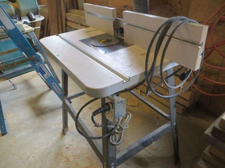 Grizzly Router Table w/ Router Lambrecht Auction, Inc.