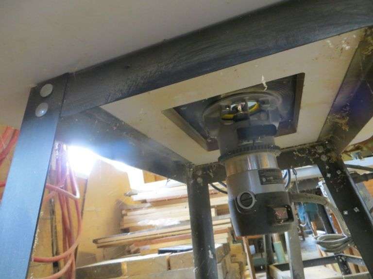 Grizzly Router Table w/ Router Lambrecht Auction, Inc.