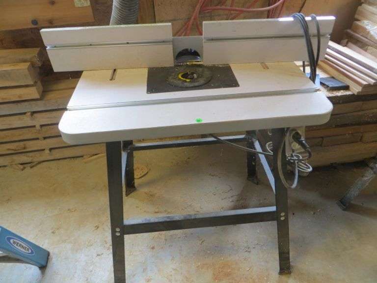 Grizzly Router Table w/ Router Lambrecht Auction, Inc.