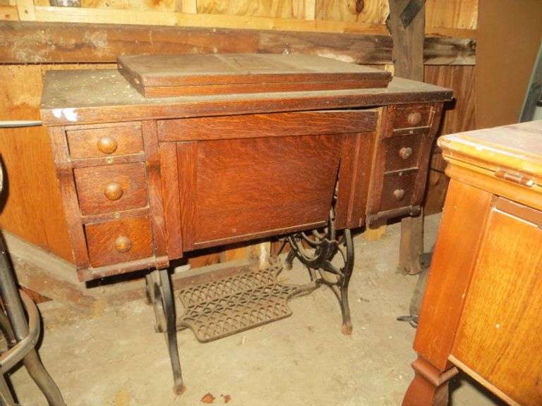 DeLuxe Treadle Sewing Machine Lambrecht Auction, Inc.