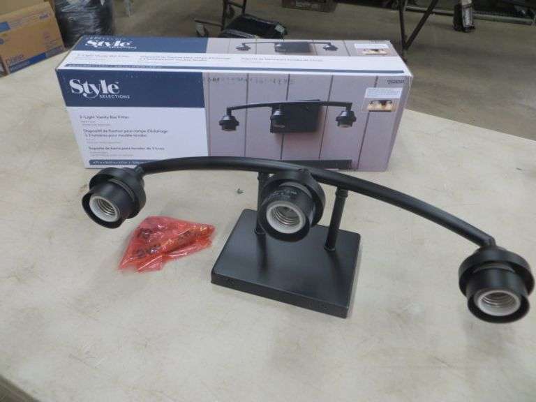 3 Light vanity Bar Fitter Lambrecht Auction, Inc.