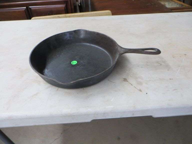 Griswold 8 Frying pan Lambrecht Auction, Inc.