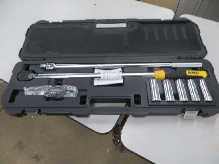 DeWalt 8pc Tire Change Kit Lambrecht Auction, Inc.