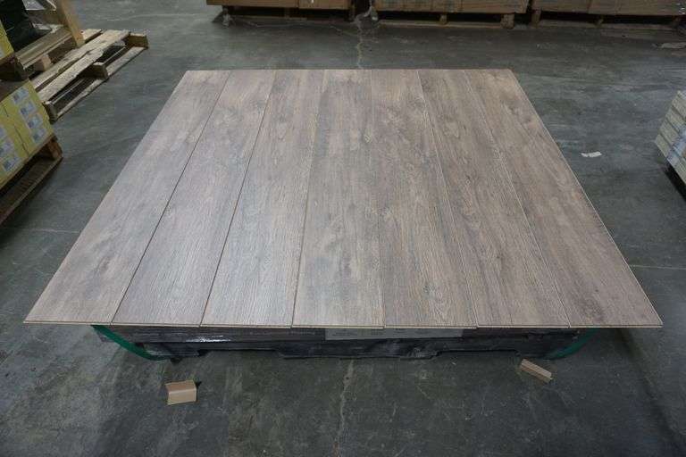 Memphis Light Oak Laminate Flooring 8mmx8"x51" Lambrecht Auction, Inc.