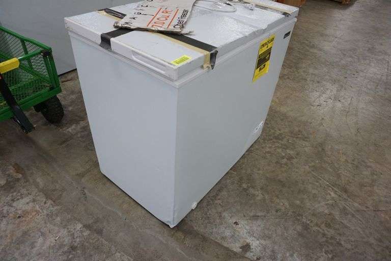 Magic Chef 7.0 cu. ft. Chest Freezer in White Lambrecht Auction, Inc.