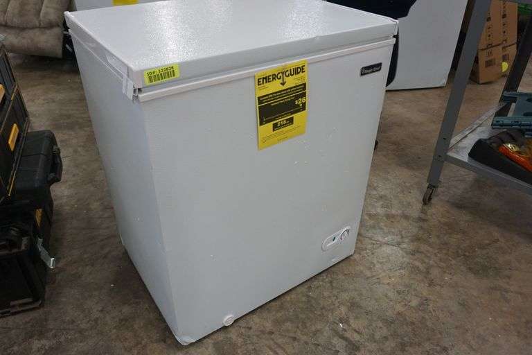 Magic Chef 5.0 cu. ft. Chest Freezer in White Lambrecht Auction, Inc.