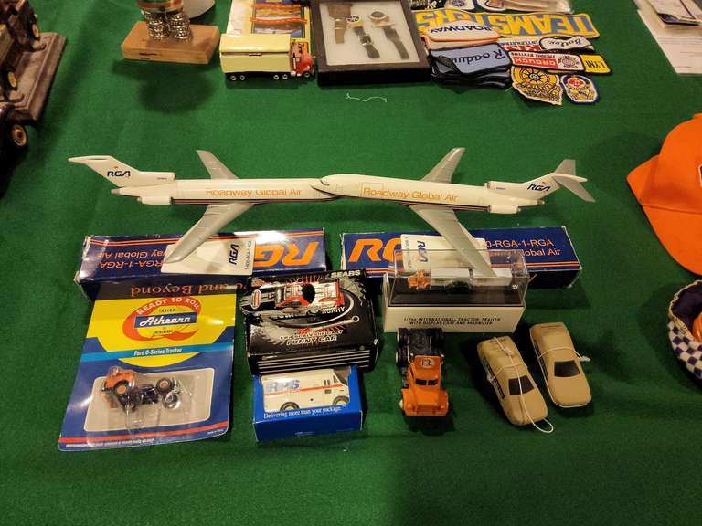 Group of collectible planes & other SEE PICS Lindsay Auctions