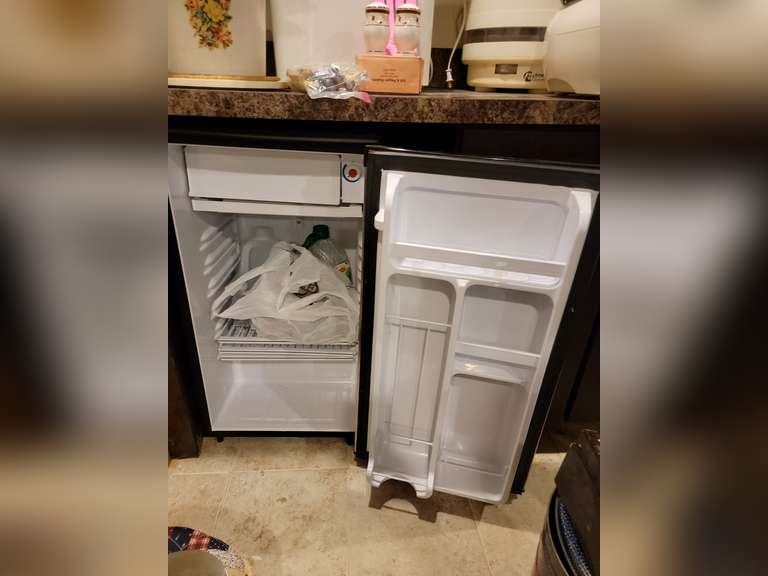 Danby mini fridge approx 17.5" x 32.5" x 18" Lindsay Auctions