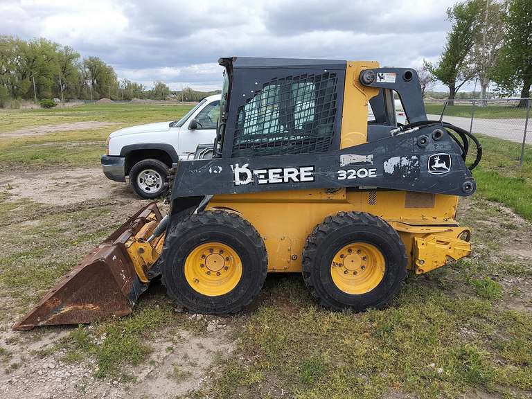 2014 JD 320E skid steer w/ Yanmar diesel engine, 2 spd, 2512.8 hrs, cab