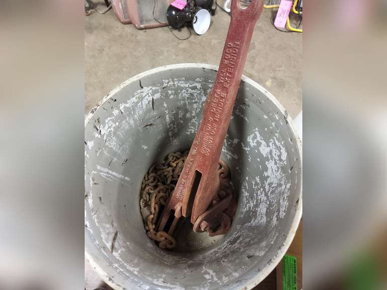 2 snap load binders & some chain Lindsay Auctions & Realty LLC