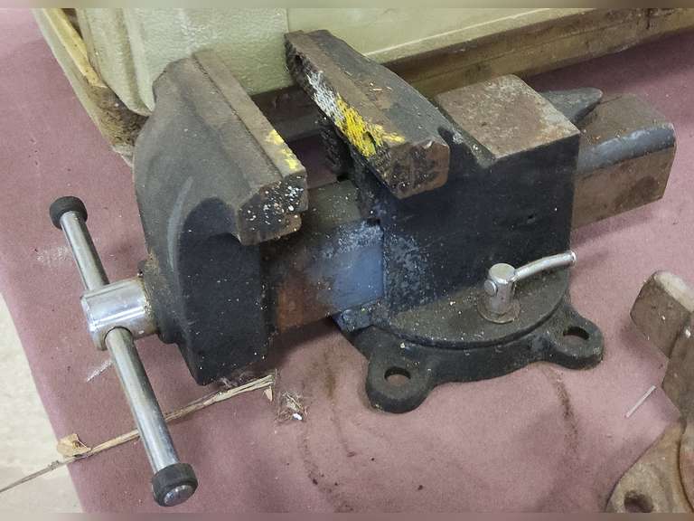 4" table top vise Lindsay Auctions & Realty LLC