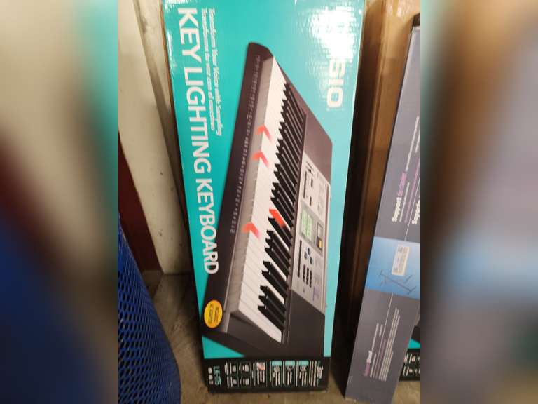 Casio LK-175 key lighted keyboard with stand - Lindsay Auctions &amp; Realty LLC