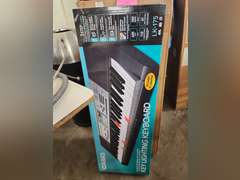 Casio LK-175 key lighted keyboard with stand - Lindsay Auctions &amp; Realty LLC