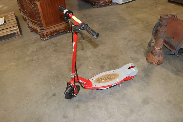 ELECTRIC RAZOR SCOOTER Lawler Auction Company