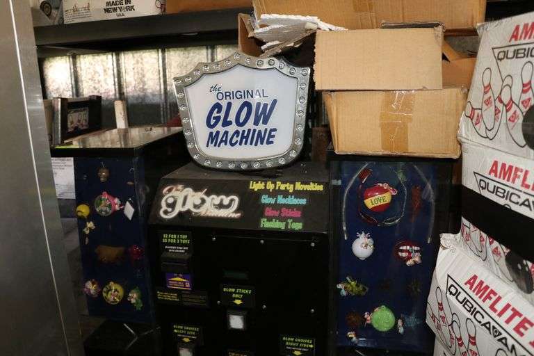 THE ORIGINAL GLOW MACHINE NOVELTY MACHINE WITH 4 DISPLAY BOXES ON