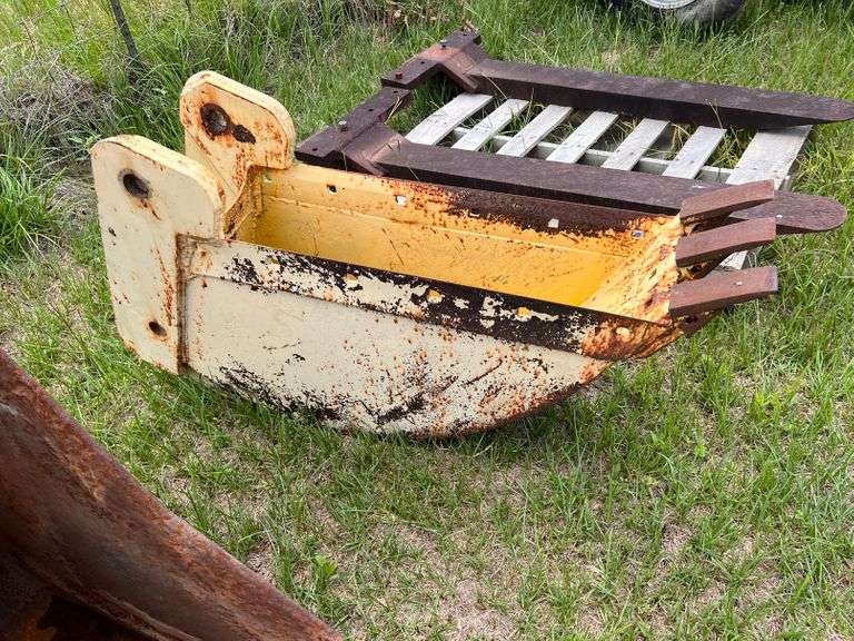 12" Ditch Bucket for John Deere 310 Backhoe Leap Auctions, LLC