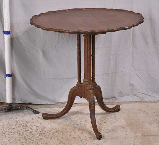 Imperial carved mahogany pedestal base lamp table with piecrust top; 37