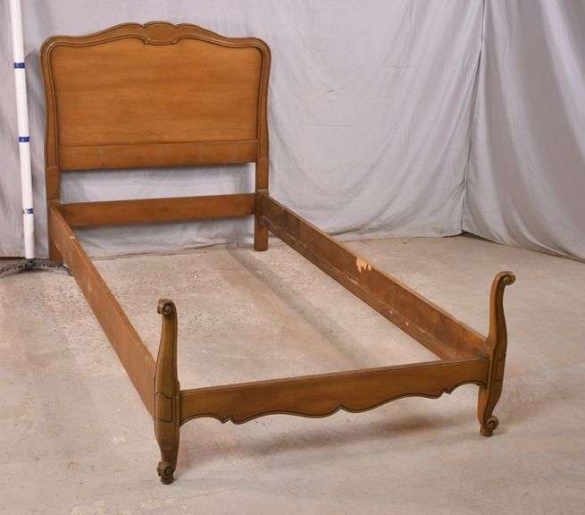 Hendredon French style twin size bed with rails; 747505 R.H. Lee