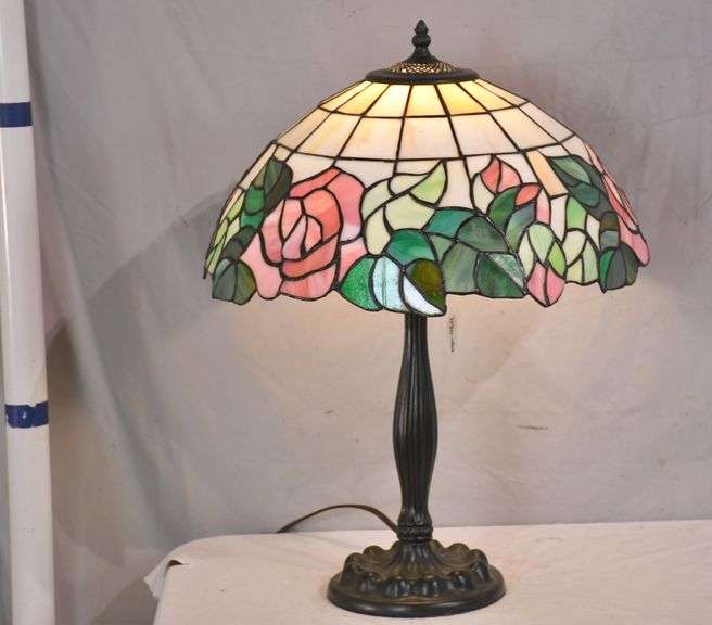 Tiffany style lamp with rose design stain glass shade; 1120082 R.H