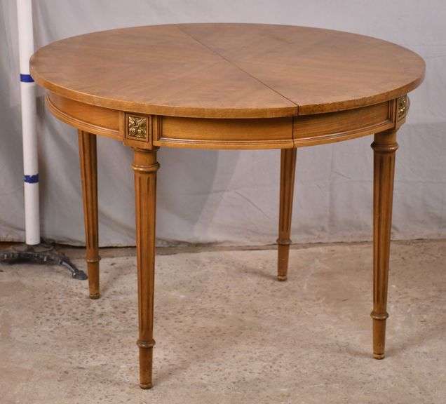 Round French style dining table with fluted legs; 747878 R.H. Lee