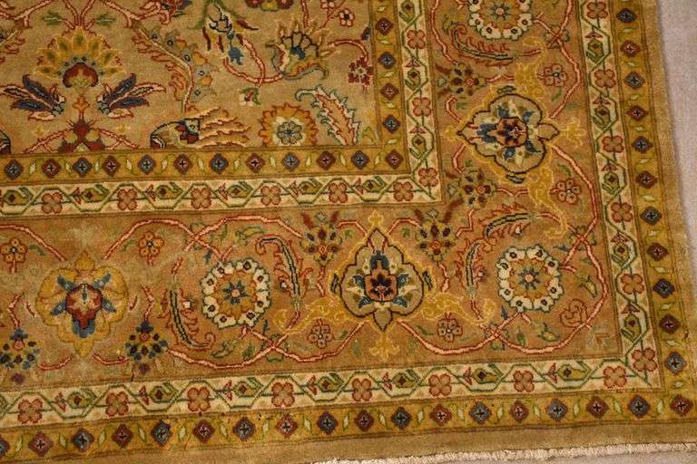 5x7 Safavieh hand knotted rug; 611211 R.H. Lee & Co. Auctioneers