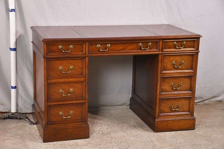 SlighLowry mahogany kneehole desk with leather top; 681044 R.H. Lee