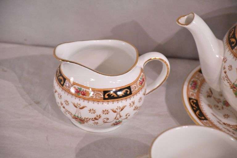 Olde England "Elizabethan" fine bone china tea set; 1115025 R.H. Lee
