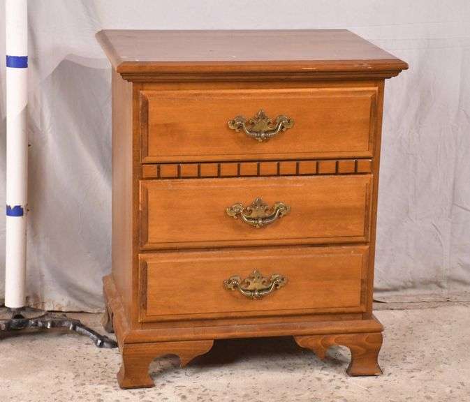 Moosehead maple 3 drawer nightstand; 1921809 R.H. Lee & Co. Auctioneers