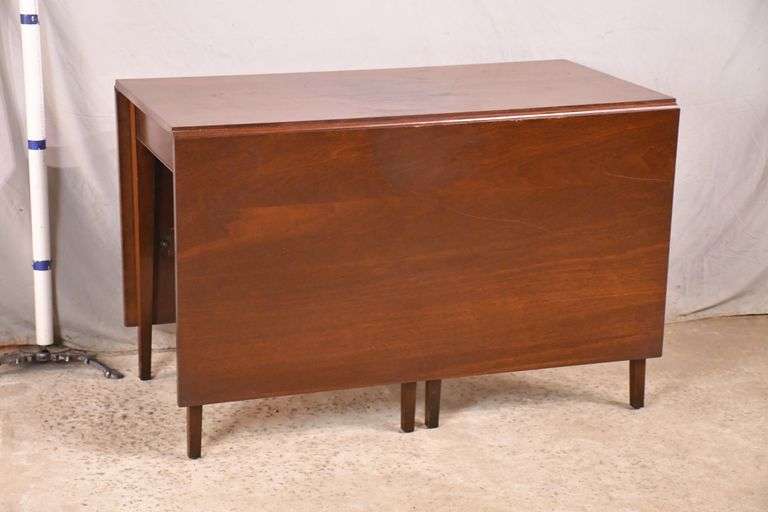 Craftique mahogany drop leaf dining table with tapered legs; 817103