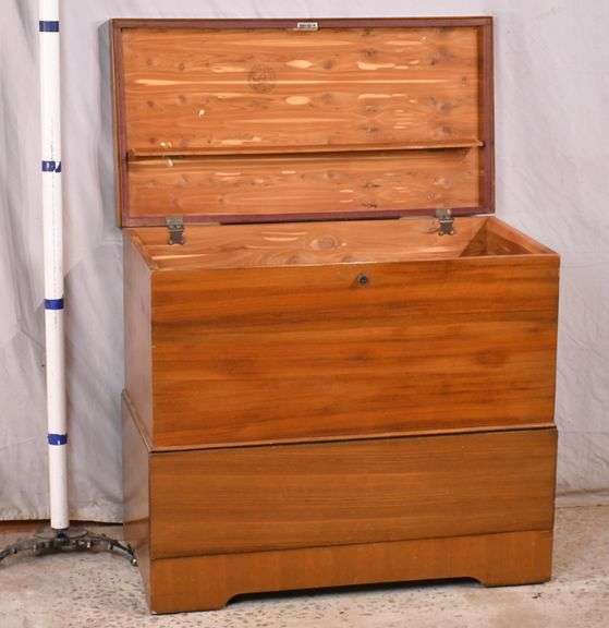 Roos midcentury style lifttop cedar lined chest with drawer; 558724