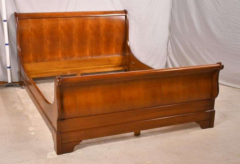 Cherry queen size sleigh bed with bolton rails; 682611A R.H. Lee