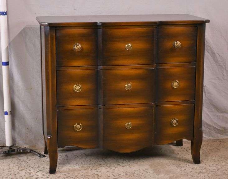 3 drawer bachelor's chest; 682700 R.H. Lee & Co. Auctioneers