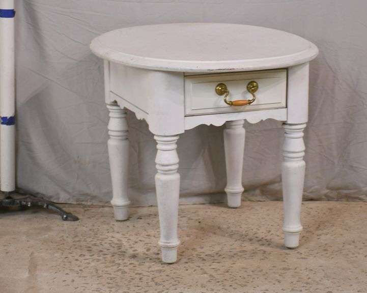 Broyhill white oval single drawer side table with turned legs; 1080051