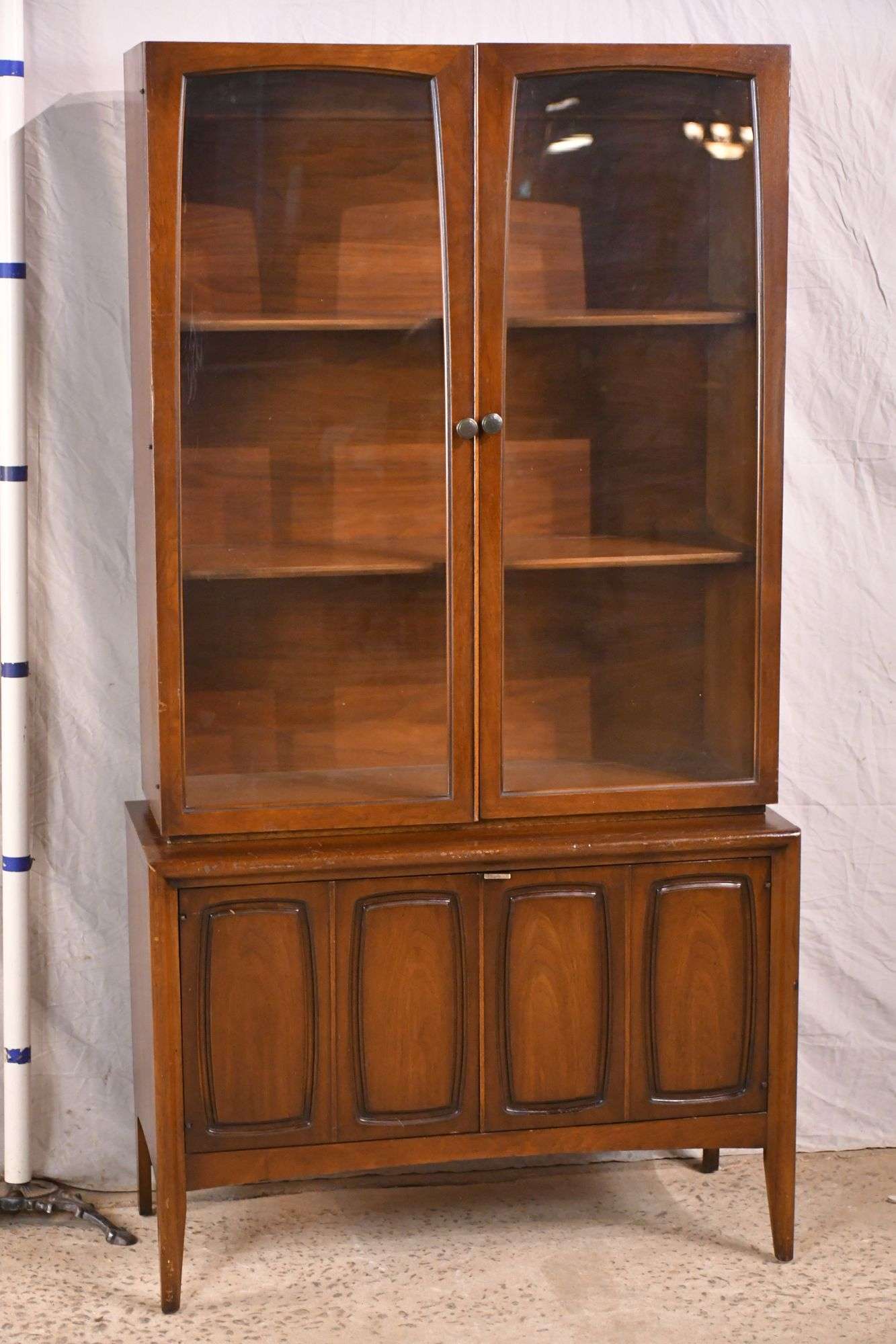Broyhill Premier "Emphasis" walnut mid-century style 2 part china cabinet;  697-939 - R.H. Lee & Co. Auctioneers