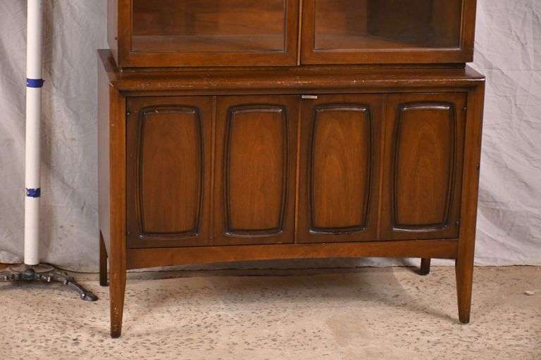 Broyhill Premier "Emphasis" walnut mid-century style 2 part china cabinet;  697-939 - R.H. Lee & Co. Auctioneers