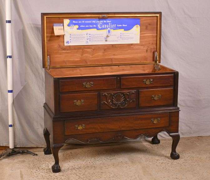 Cavalier mahogany lifttop cedar chest with drawer; 682431 R.H. Lee