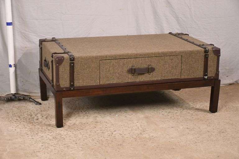 Haverty luggagelook coffee table with drawer; 3362671 R.H. Lee & Co