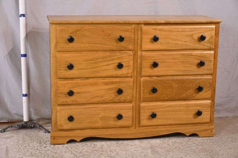 8 drawer double dresser; 15096008 R.H. Lee & Co. Auctioneers
