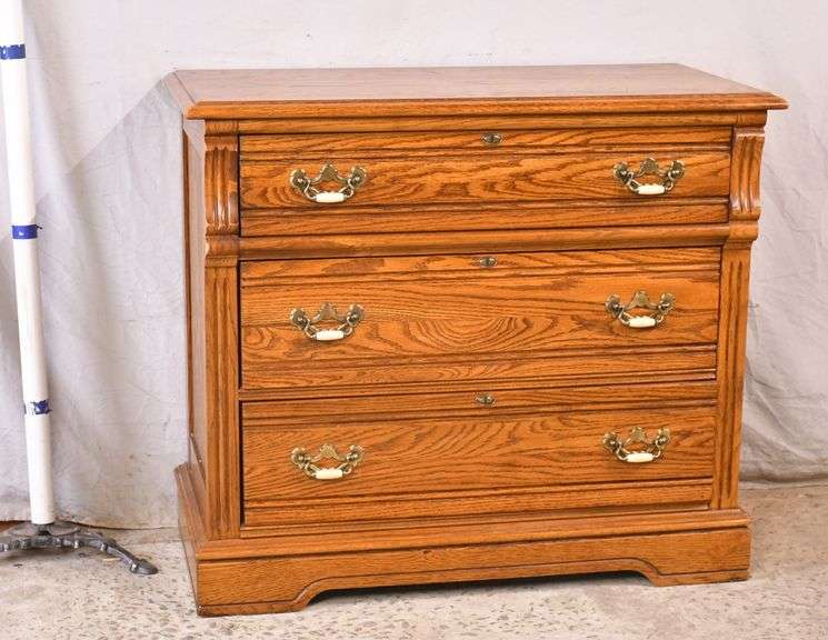 Dixie "Recollections" oak 3 drawer bachelor's chest; 7410251 R.H