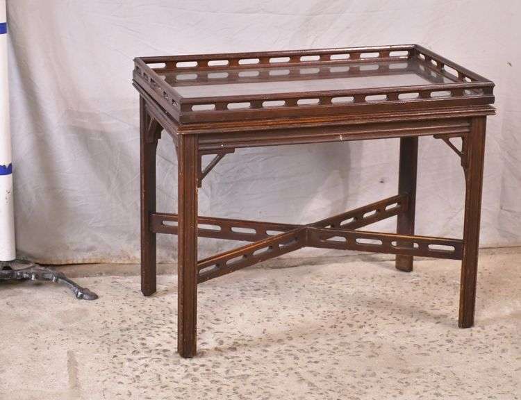 Mahogany coffee table with removable glass serving tray top; 1054974