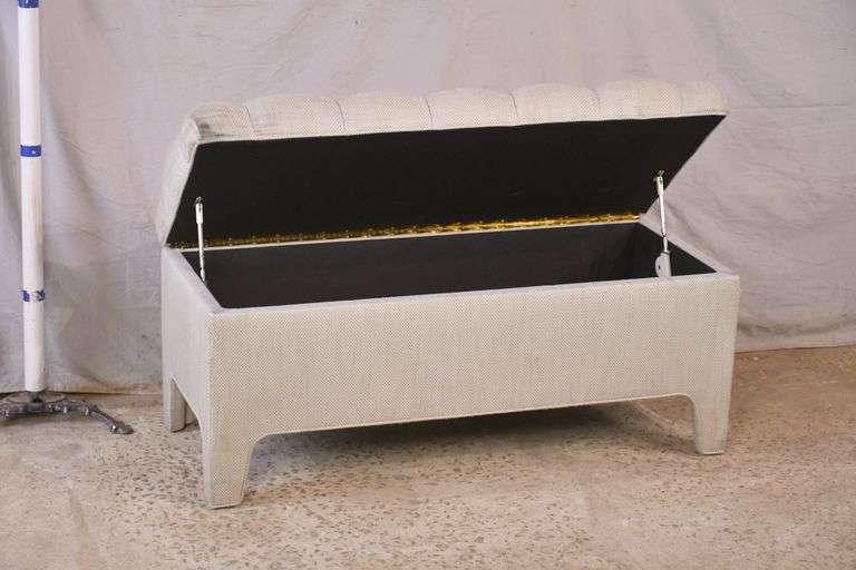 Upholstered lifttop storage bench with tufted seat; 5510451 R.H