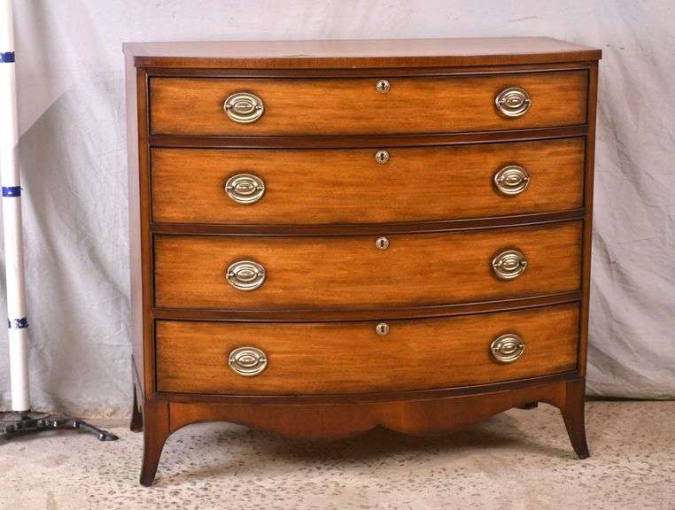 Ethan Allen mahogany 4 drawer bowfront bachelor's chest; 683962 R.H