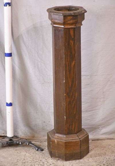 Oak octagonal column; 55-10548 - R.H. Lee & Co. Auctioneers