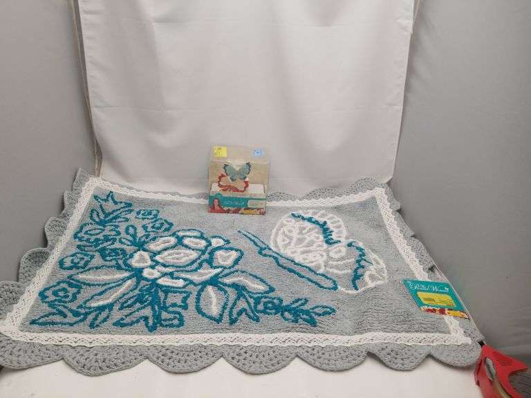 Pioneer Woman Rug & Fragrance Oil Diffuser - Lexington Online Auction