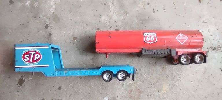 ERTL STP Richard Petty and 1968 Ertl 3605 Amoco Phillips tanker
