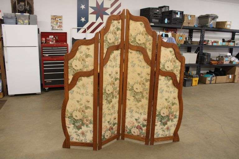 Oak changing divider Lee Real Estate & Auction Service