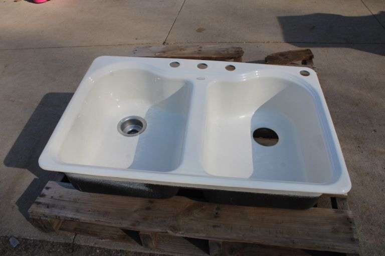 32" CastIron Kitchen Sink Lee Real Estate & Auction Service