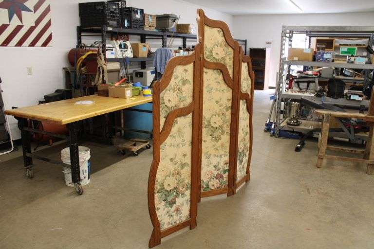 Oak changing divider Lee Real Estate & Auction Service