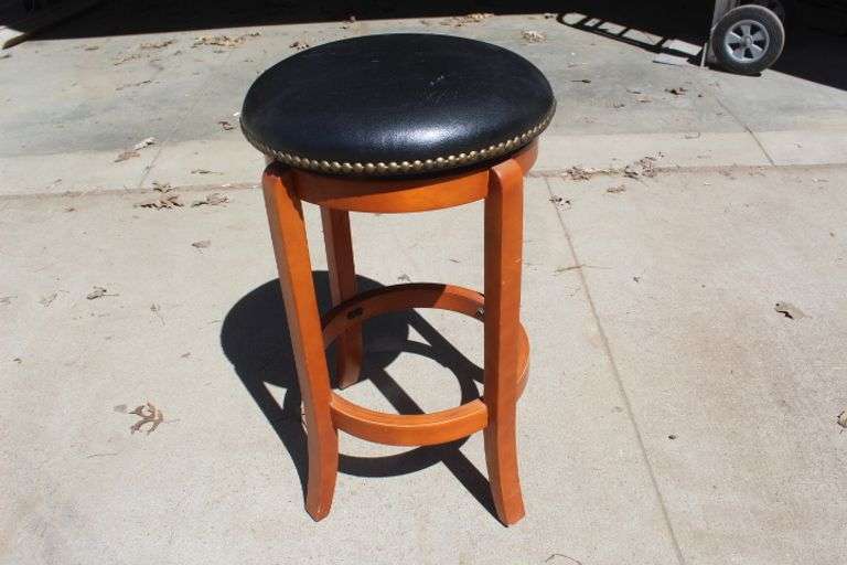 25" tall swivel bar stool Lee Real Estate & Auction Service