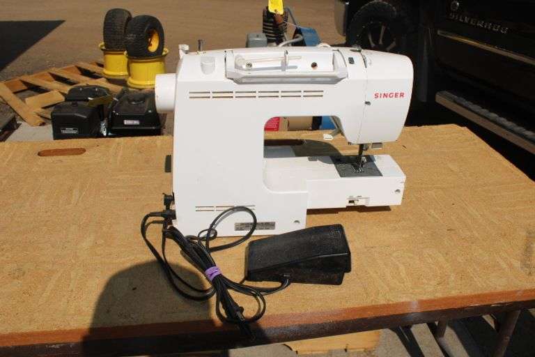 Singer portable sewing machine Lee Real Estate & Auction Service